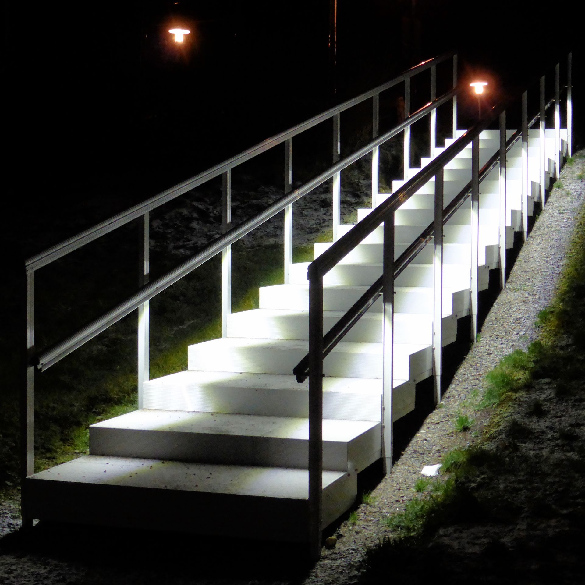Alukehysportaat, ulkoportaat jossa askelmat 121x60 cm, led-valaistus, yöllä